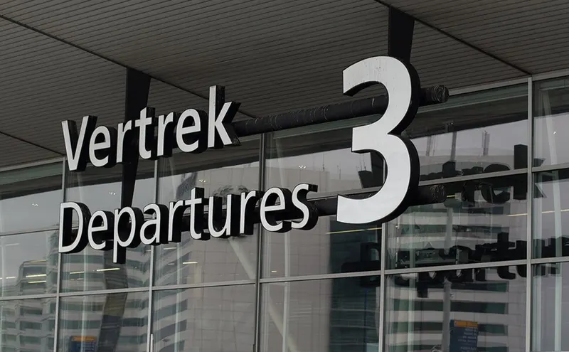 Bord 'Vertrek 3 Departures' bij de vertrekhal van Schiphol